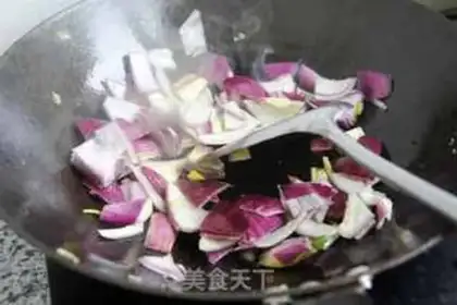 Make Onion fried pork skin step 2