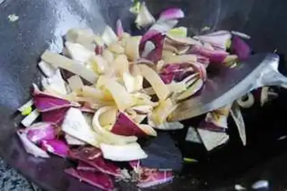 Make Onion fried pork skin step 3