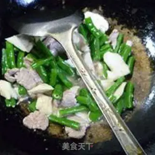 Make Skinny screeching mushrooms, fried peas step 6