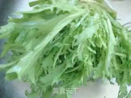Make The peanuts mixed with the chrysanthemum step 1