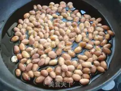 Make The peanuts mixed with the chrysanthemum step 2