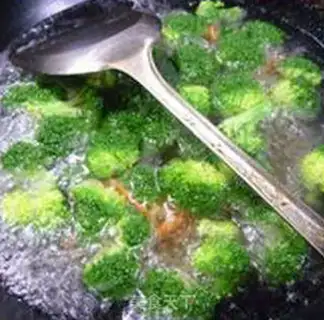 Make Carrot scrawny slices of broccoli step 2