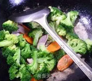 Make Carrot scrawny slices of broccoli step 4