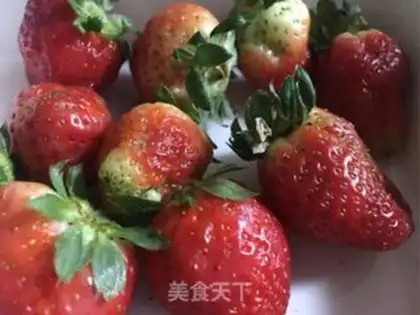 Make Strawberry fruit plate step 0