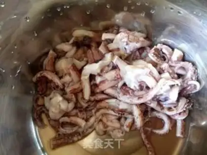 Make Squids, cabbage fan soup step 1