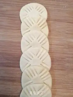 Make Pumpkin date roses step 5