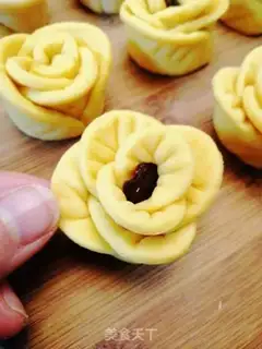 Make Pumpkin date roses step 7