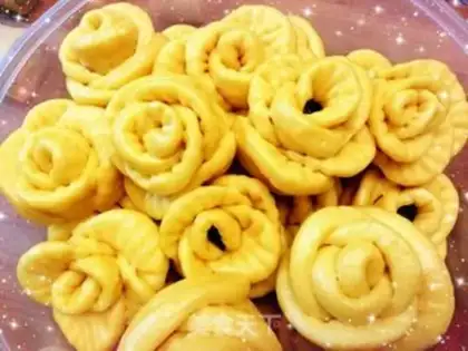 Make Pumpkin date roses step 11