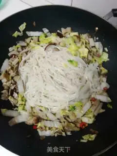 Make The duck urn has fried noodles step 4