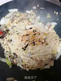 Make The duck urn has fried noodles step 6