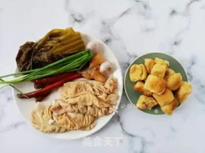 Make Sour sauce, tofu intestines step 0