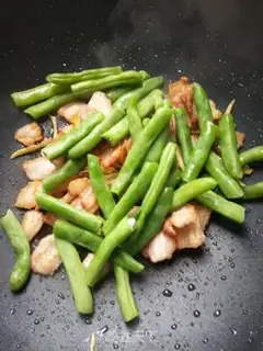 Make Four seasons of bean fried meat step 3