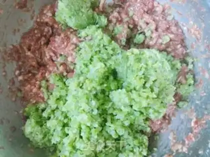 Make Celery pork dumplings step 3