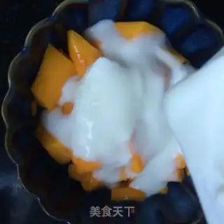 Make Dry yogurt mango bowl step 4