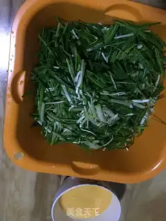 Make Garlic fried eggs step 1