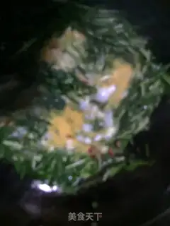 Make Garlic fried eggs step 4