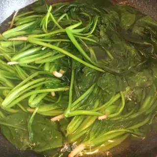 Make Eggs and spinach step 1