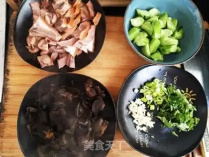 Make Cold-headed pork step 1