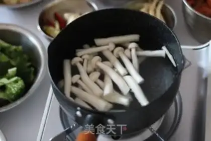 Make Spicy pot from the river step 1