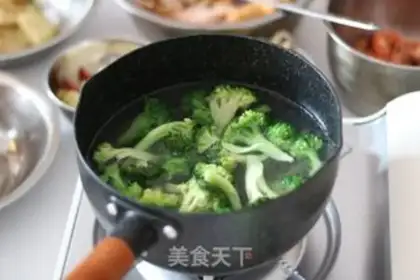 Make Spicy pot from the river step 2