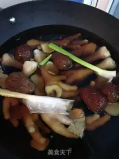 Make No oily dates for cooking chicken claws step 1