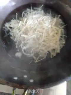 Make Gold needle mushroom soup step 1