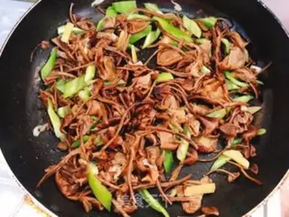 Make Tea mushroom fried meat step 6