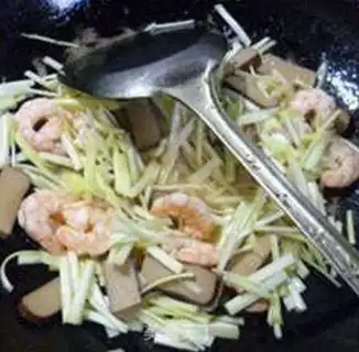 Make Shrimp and fried eggs step 5