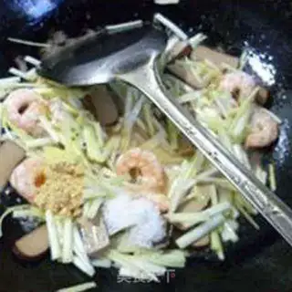 Make Shrimp and fried eggs step 6