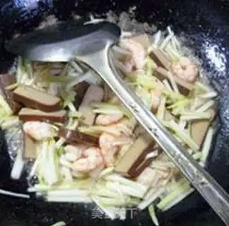 Make Shrimp and fried eggs step 7