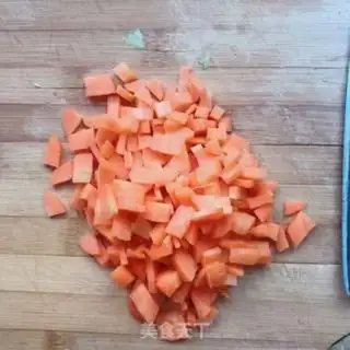 Make Black pepper beef carrots. Noodles step 1