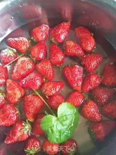 Make Strawberry shakes step 0