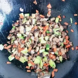 Make Black pepper beef carrots. Noodles step 5