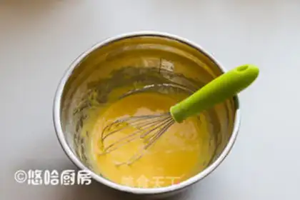 Make Onion pine cake step 2