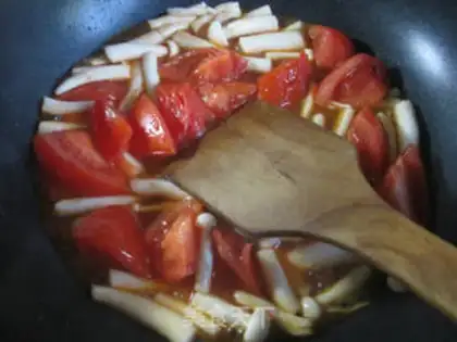 Make Seafood mushroom fried tomatoes step 4