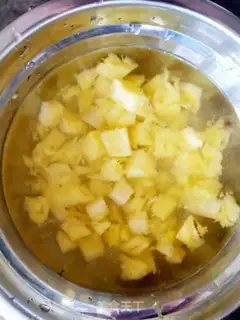 Make Pineapple rice step 1