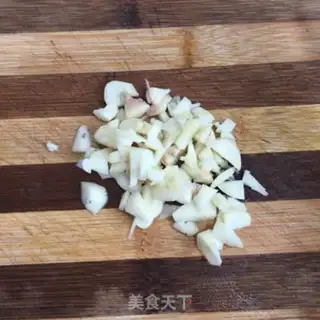 Make Garlic fried potatoes step 1