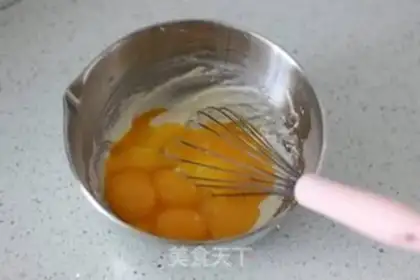 Make Red velvet thaw cake rolls step 4