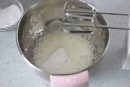 Make Red velvet thaw cake rolls step 6