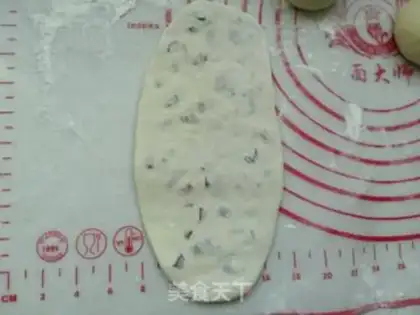 Make Red raisin roll step 10