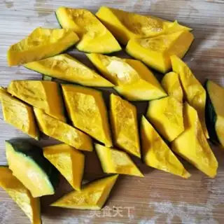 Make A green pumpkin with a bean horn step 3