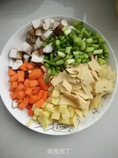 Make Sour-dry potato hand noodles step 1