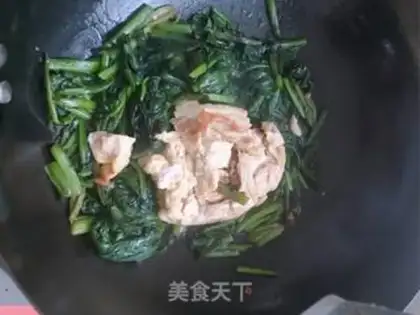 Make Spinach fried eggs step 5