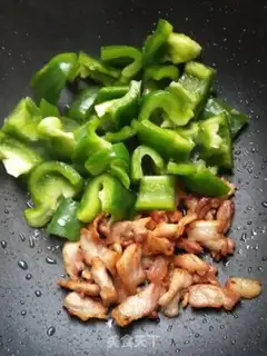 Make The lantern peppers are fried with meat step 3