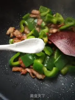 Make The lantern peppers are fried with meat step 4