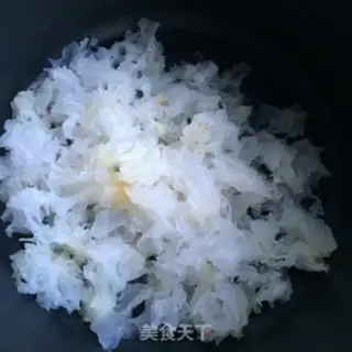 Make Pineapple silver ear soup step 1