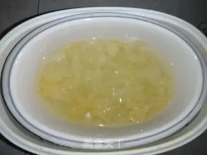 Make The silver-eared pear soup step 1