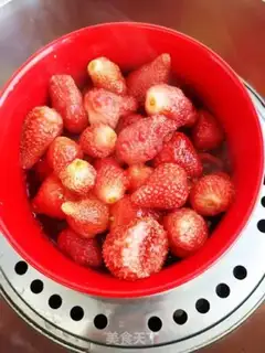Make Homemade strawberry cans step 4