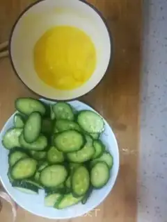 Make cucumber fried eggs step 1