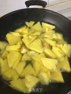Make Fresh pineapple juice step 1